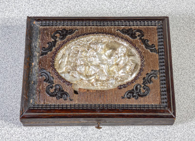 Scatolina per set da cucito in legno, con bassorilievo in metallo sotto vetro. Strumenti in metallo argentato, specchio interno. Italia, Ottocento