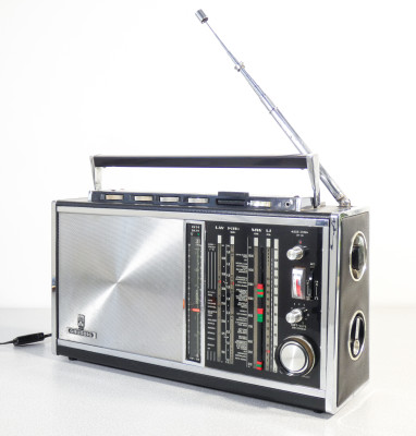 Radio ricevitore multibanda GRUNDIG SATELLIT 210 Transistor 6001. Germania, 1969/1971