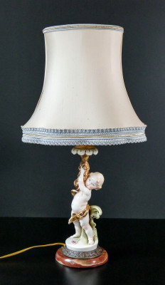 Lampada da tavolo con base in porcellana raffigurante un putto, firmata Giuseppe CAPPÉ. Italia, Novecento