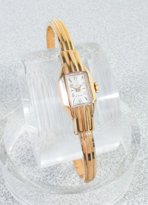Orologio bracciale OMEGA Art Decò in metallo dorato, con fondello in oro 18k. Svizzera, Anni 30