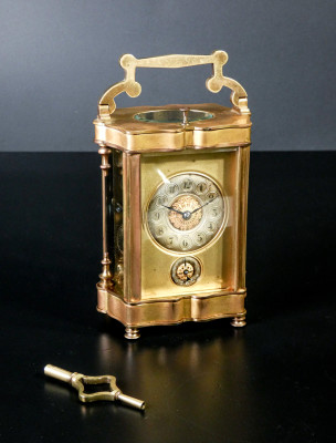 Orologio Officier, Pendulette con sveglia, rintocchi alle mezzore e ripetizione. Funzionante. Custodia originale. Primo Novecento