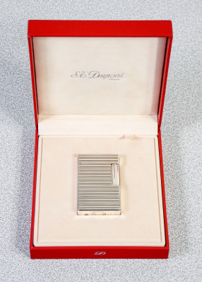 Accendino DUPONT Paris metallo laminato argento, in confezione originale n° 19CCB98. Francia, 2005