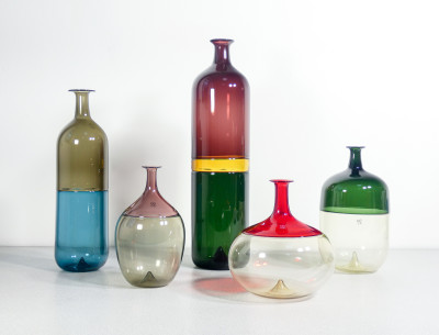 Cinque vasi della serie Bolle, design Tapio WIRKKALA per VENINI, realizzati in vetro soffiato con la tecnica dellincalmo. Italia, 2011