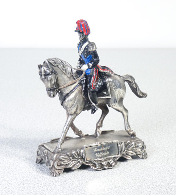 Statuetta di un Ufficiale dei Carabinieri a Cavallo, in argento 800. Italia, Novecento